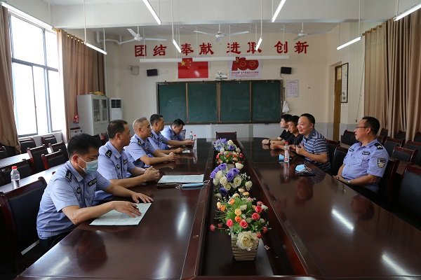 洞口县人民当局副县长、县公安局局长蒙华宁一行来思源黉舍调研