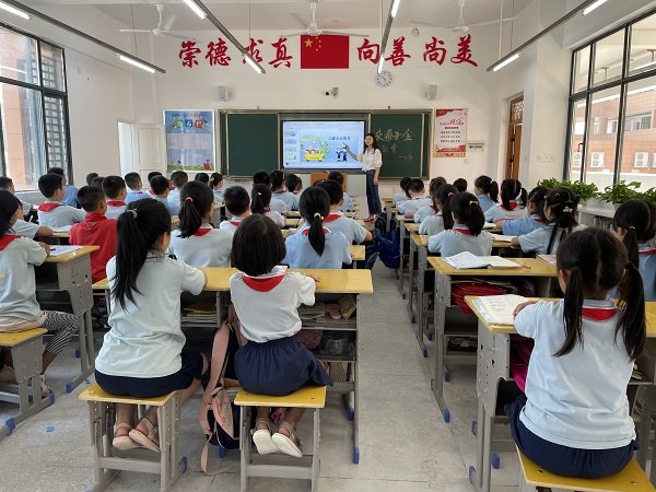 洞口思源实验黉舍开展交通安全教育主题班会