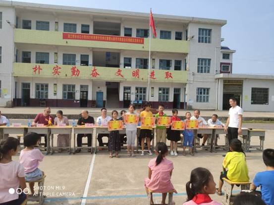 新宁这个黉舍的校友谊系母校，良好门生教师获奖了