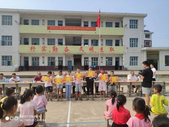 新宁这个黉舍的校友谊系母校，良好门生教师获奖了