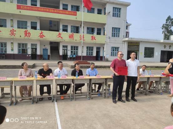 新宁这个黉舍的校友谊系母校，良好门生教师获奖了