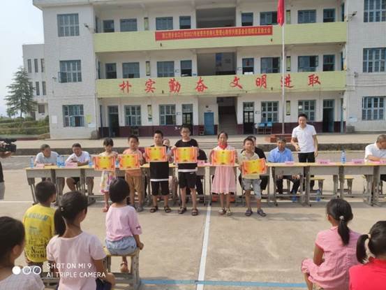 新宁这个黉舍的校友谊系母校，良好门生教师获奖了