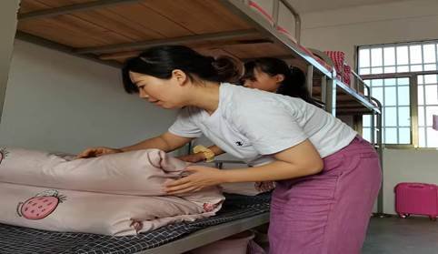 爱校如家，爱生如子