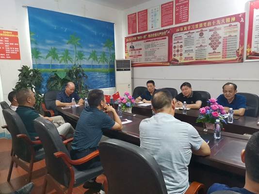 洞口县教育局新上任的党委副书记、副局长黄长军主持全盘工作来高沙镇中学调研工作