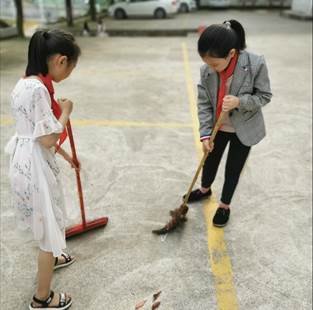 新宁县白沙镇中间小学少先队开展“清洁家园，美化环境”运动