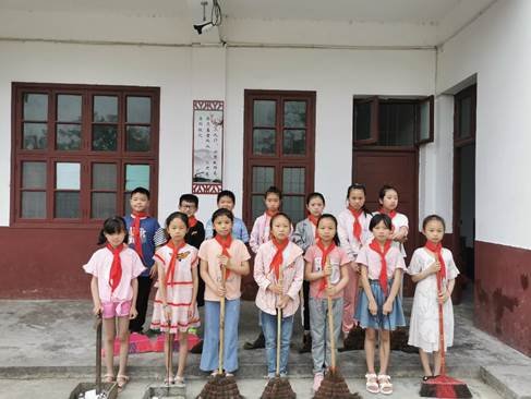 新宁县白沙镇中间小学少先队开展“清洁家园，美化环境”运动