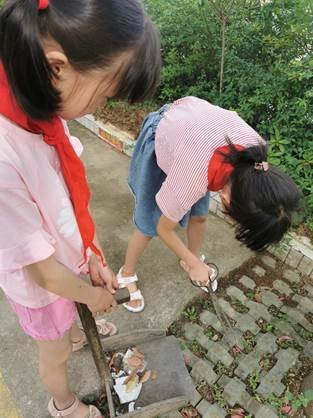 新宁县白沙镇中间小学少先队开展“清洁家园，美化环境”运动