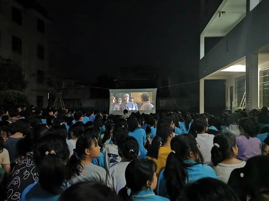 洞口县管竹中学组织全体师生观看爱国影片
