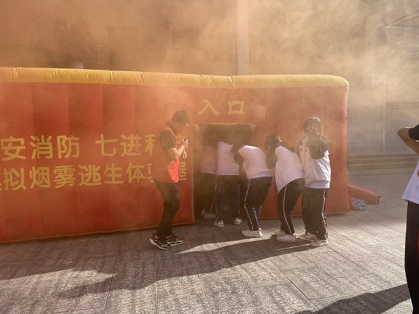 洞口思源实验黉舍初中部举行消防安全演练