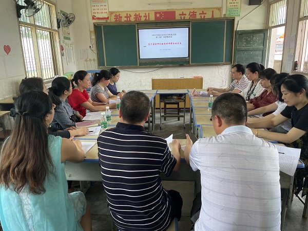 做实校本研修课题，领跑墟落黉舍校本