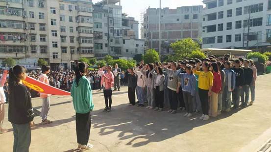 邵阳县白仓镇中学举行新团员入团宣誓仪式