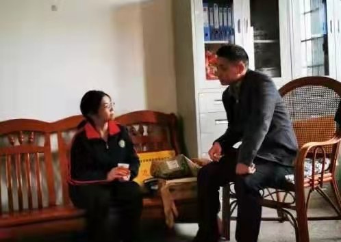 党员送温暖 学子圆心愿