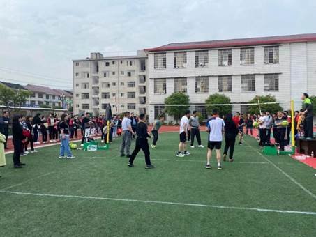 新邵县严塘中学举行教师气排球比赛