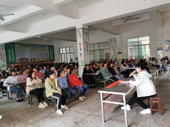 洞口县管竹中学举行女生生理健康讲座
