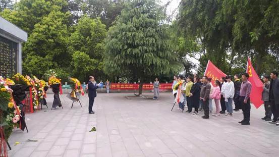 邵阳县白仓镇中学举行清明祭英烈运动