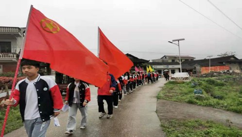 湖南新邵二中师生清明祭扫铭记历史祭英魂