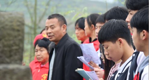 湖南新邵二中师生清明祭扫铭记历史祭英魂