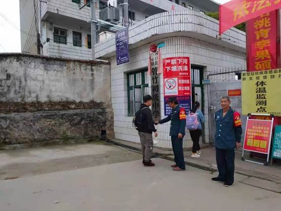 洞口县管竹中学常态化开展校园违禁品排查工作