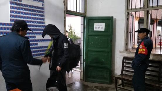 洞口县管竹中学常态化开展校园违禁品排查工作