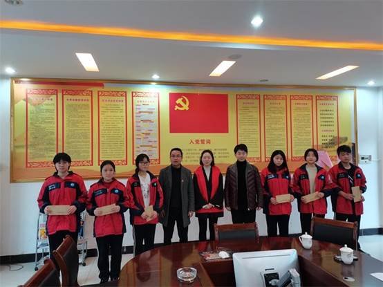 共青团洞口县委慰问洞口四中困难团员