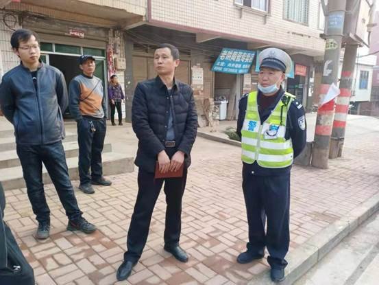 邵阳县下花桥镇中间完小开展黉舍周边交通安全专项整治运动