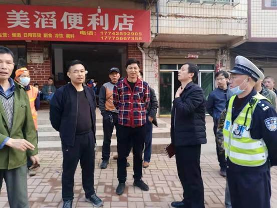 邵阳县下花桥镇中间完小开展黉舍周边交通安全专项整治运动