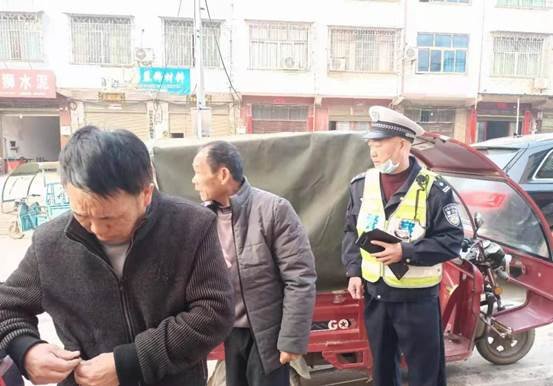 邵阳县下花桥镇中间完小开展黉舍周边交通安全专项整治运动