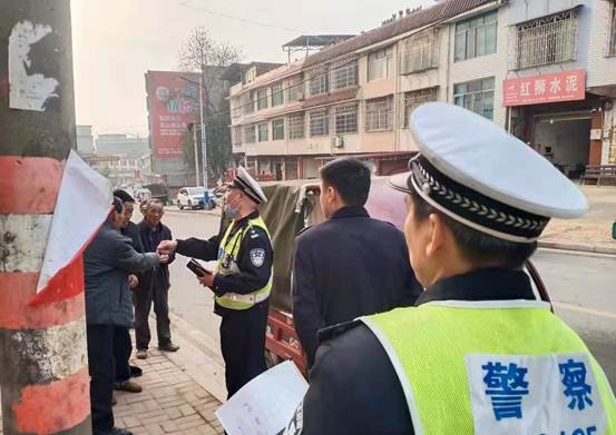 邵阳县下花桥镇中间完小开展黉舍周边交通安全专项整治运动