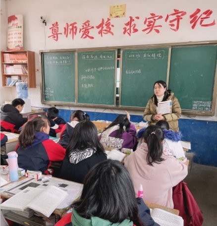 用热血和信心撑起墟落孩子一片蓝天