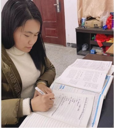 用热血和信心撑起墟落孩子一片蓝天