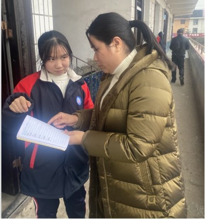 用热血和信心撑起墟落孩子一片蓝天