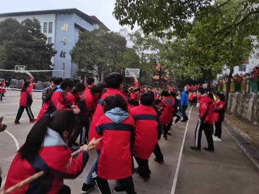 洞口四中举行高一高二拔河比赛