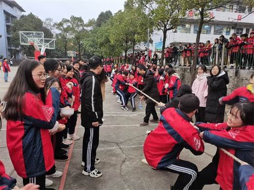 洞口四中举行高一高二拔河比赛