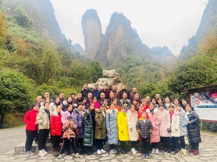 新邵县严塘中学工会组织教职工登山亲近天然运动