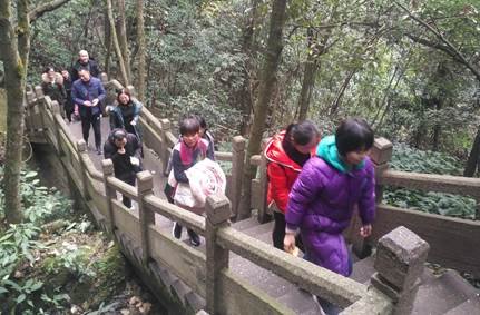 新邵县严塘中学工会组织教职工登山亲近天然运动