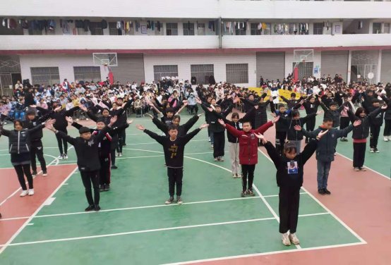 邵阳县白仓镇中学举行冬季活动会