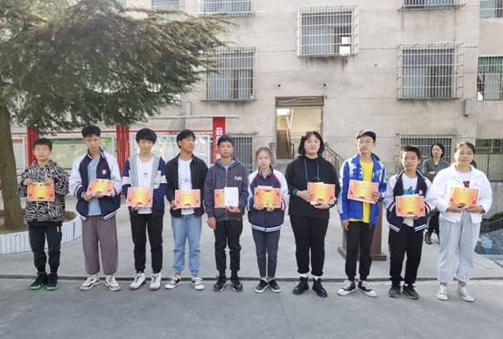 长阳铺镇梽木山中学期中总结赞誉会圆满结束