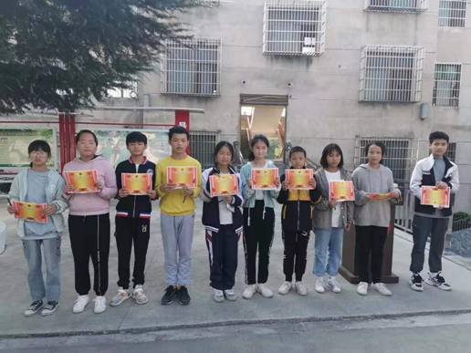 长阳铺镇梽木山中学期中总结赞誉会圆满结束