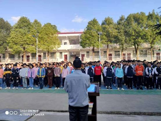 长阳铺镇梽木山中学期中总结赞誉会圆满结束