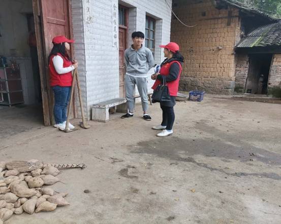 入户走访贫困户  教育扶贫暖人心