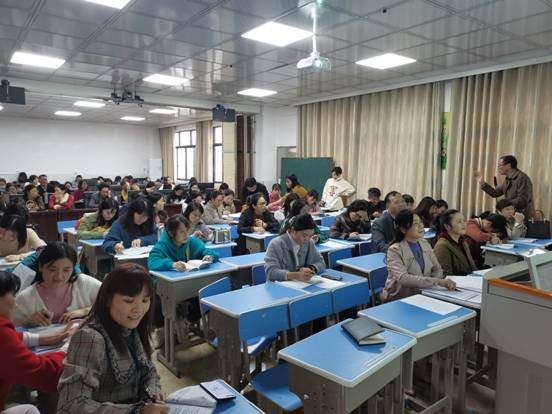 借信息培训春风 促教师素养提拔