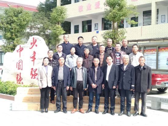 佳节近重阳，鬓霜相汇聚