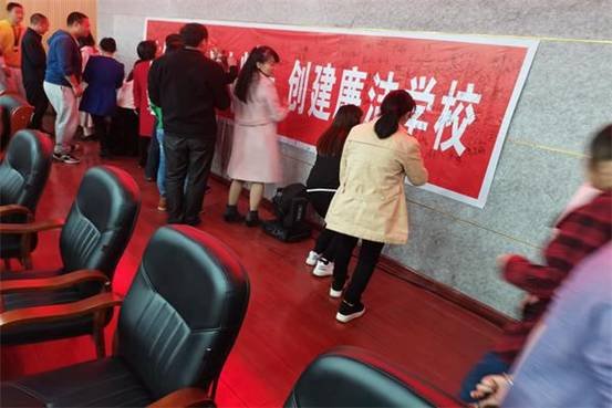 洞口四中开展创“廉洁黉舍”教工签名运动