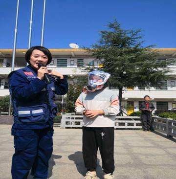 邵阳县白仓中间完小大型消防应急疏散演练