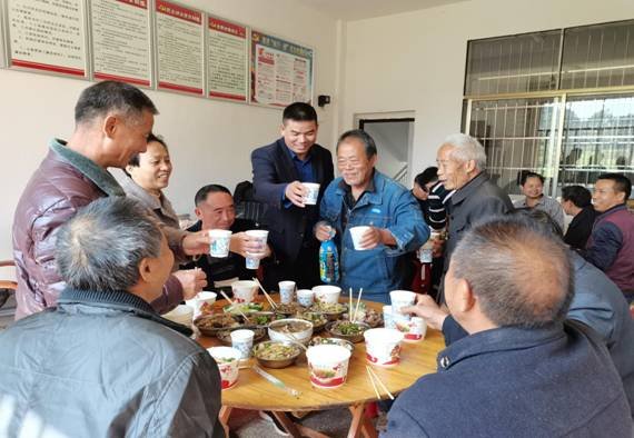 金称市芙蓉中学开展慰问退休教师运动