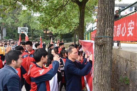 洞口四中开展“光盘举措”和“禁毒教育”师生签名运动