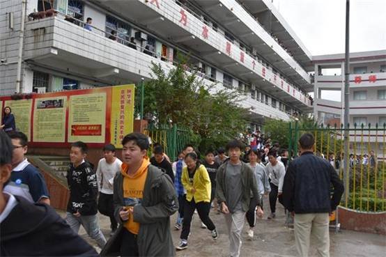 洞口四中举行2020年秋季疏散演练暨防火培训