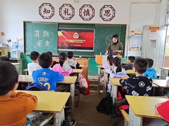 下花桥镇中间完小开展消防安全教育主题班会