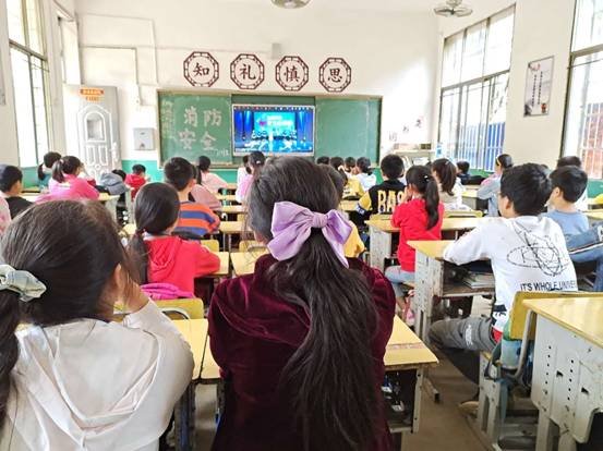 下花桥镇中间完小开展消防安全教育主题班会