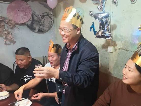 教师集体生日会  浓浓温情暖人心